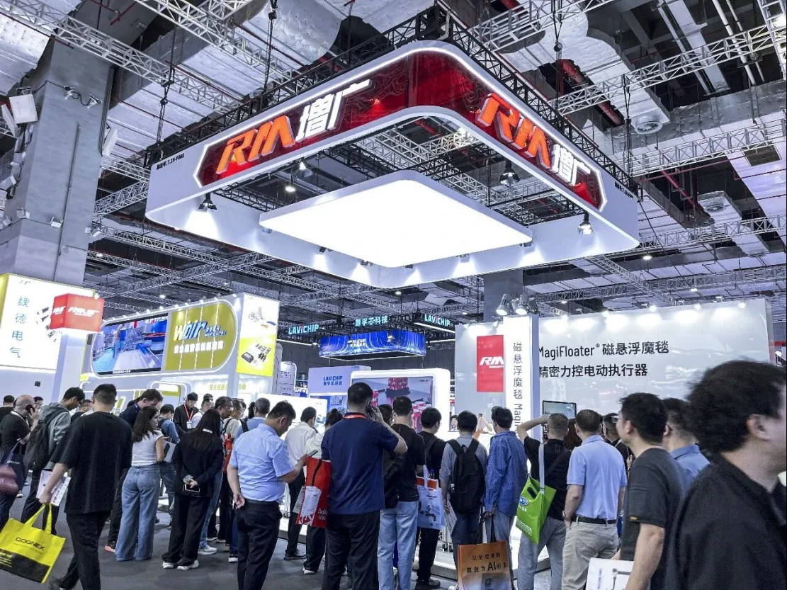 RobustMotion booth at CIIF 2026 Hall 7.1, with the MagiFloater planar maglev system on the show floor
