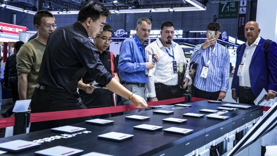 Visitors watching MagiFloater movers travel across a modular stator surface at CIIF 2026
